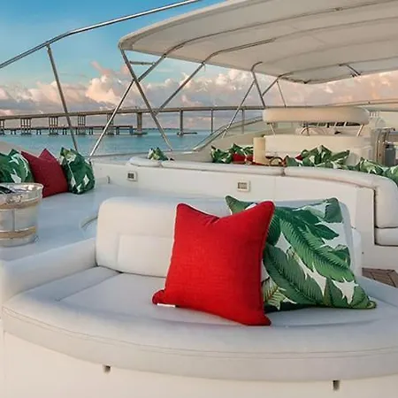 Botel Ferretti Flybridge *