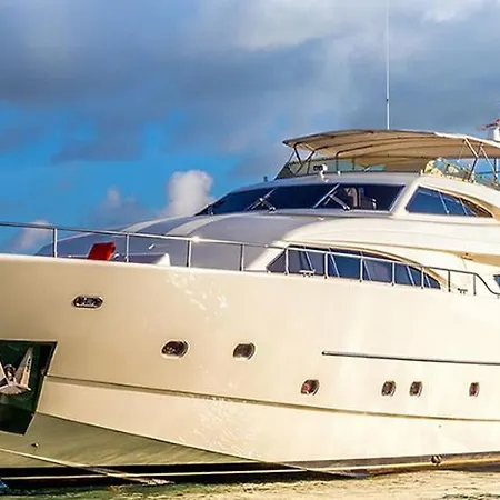 Botel Ferretti Flybridge *