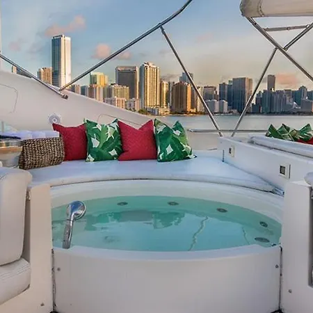 Botel Ferretti Flybridge